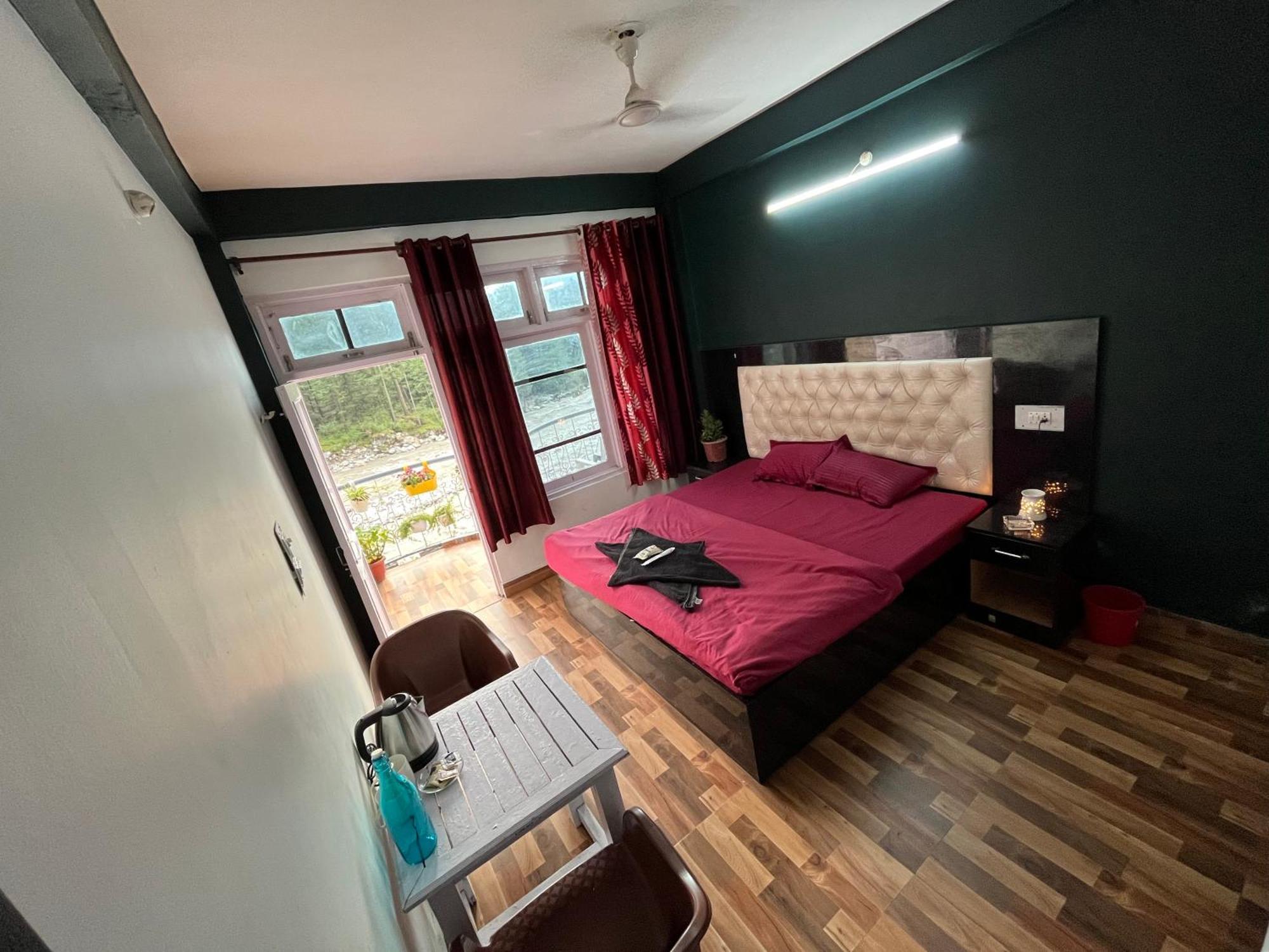Shanti Cafe & Hostels Kasol Kültér fotó